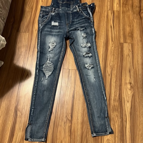 Dollhouse overalls in a slim fit. Juniors size 3.Fits women’s size 2-24/25 - Picture 3 of 7